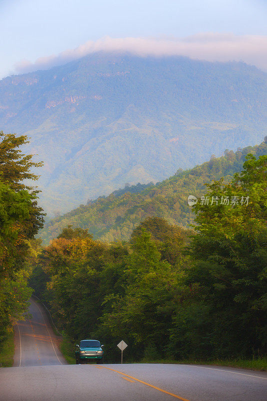 泰国，碧差汶，Phu Tubberk，早上在山顶上看到的道路。